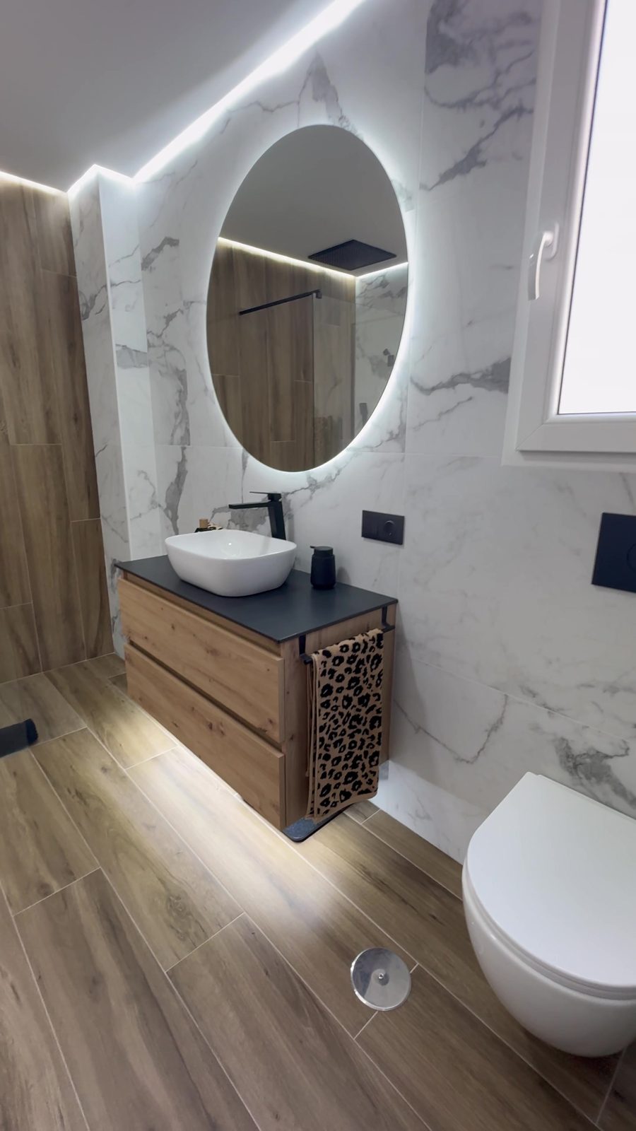 Baño en mármol y madera