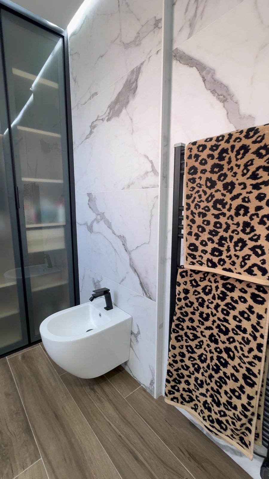 Baño con detalle decorativo