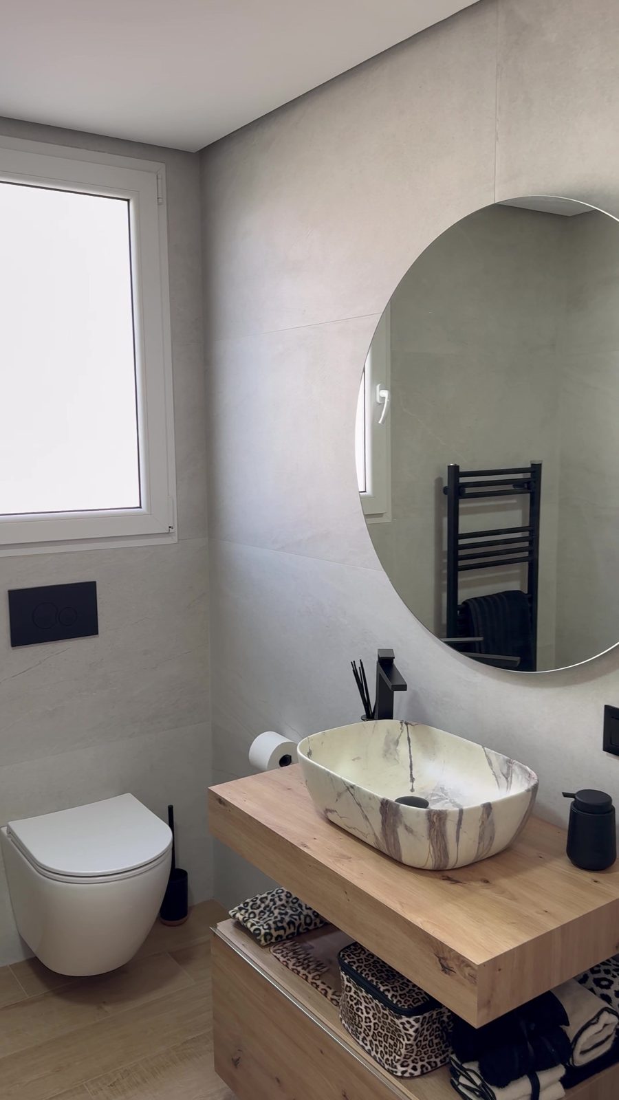 Baño con lavabo sobre madera