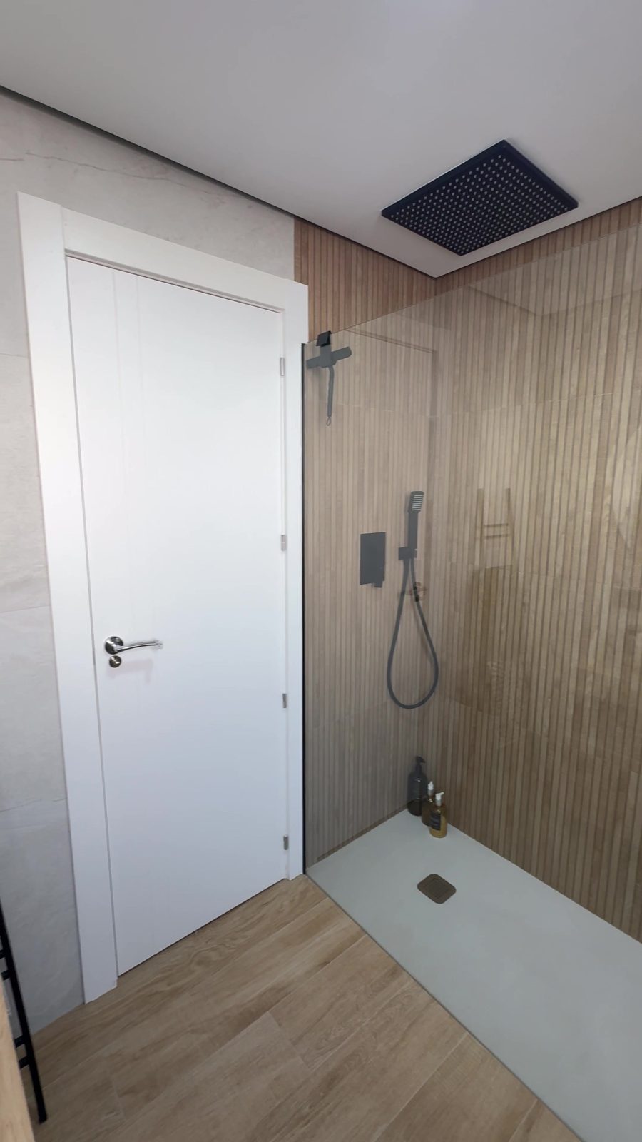 Baño con ducha a ras de suelo