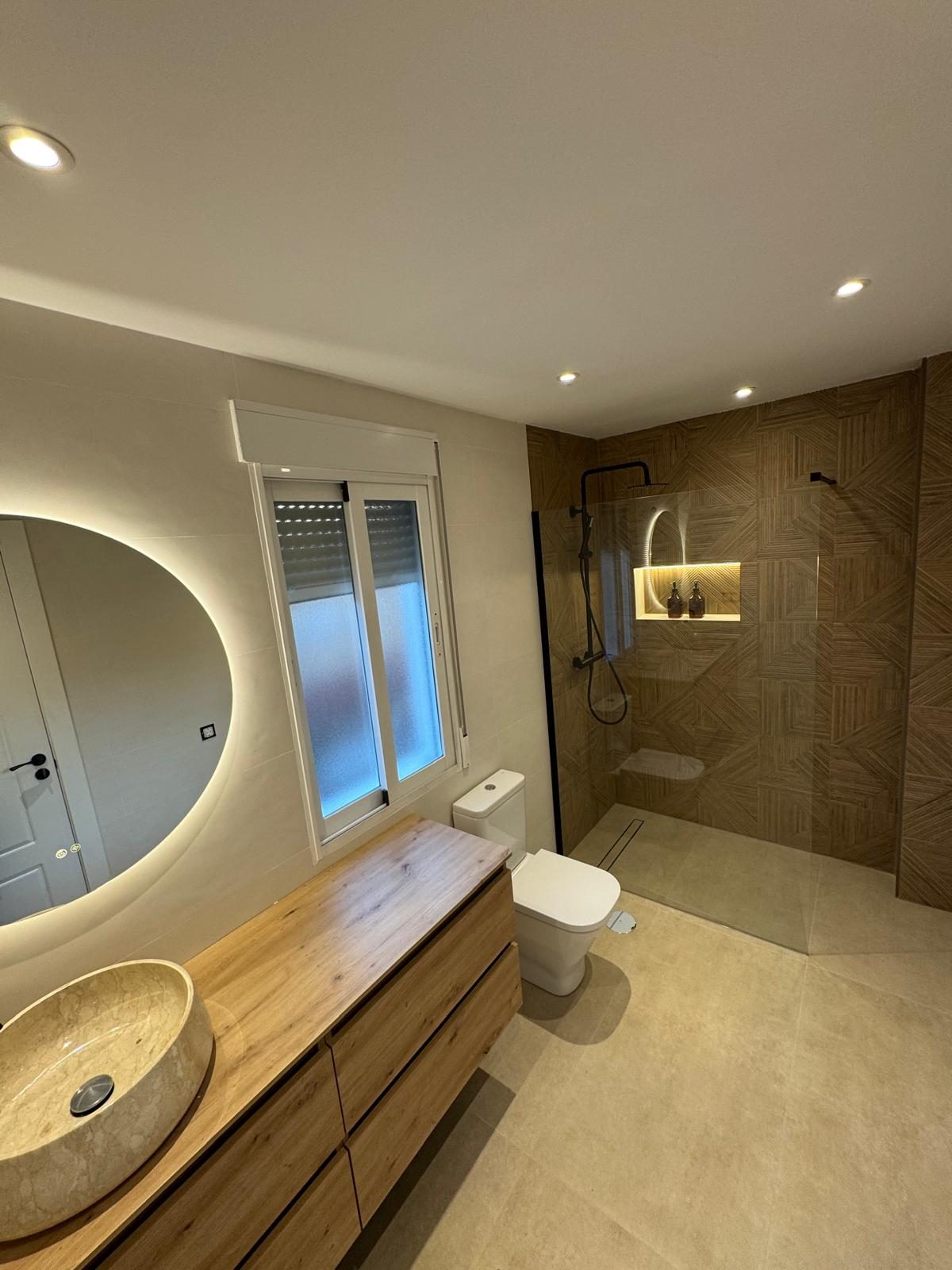 Reforma integral de baño en madera y piedra