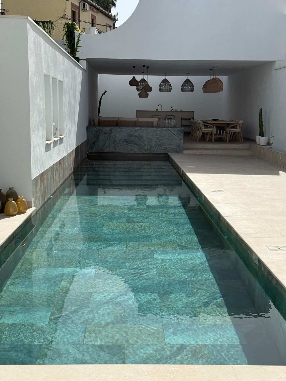 Piscina y entorno