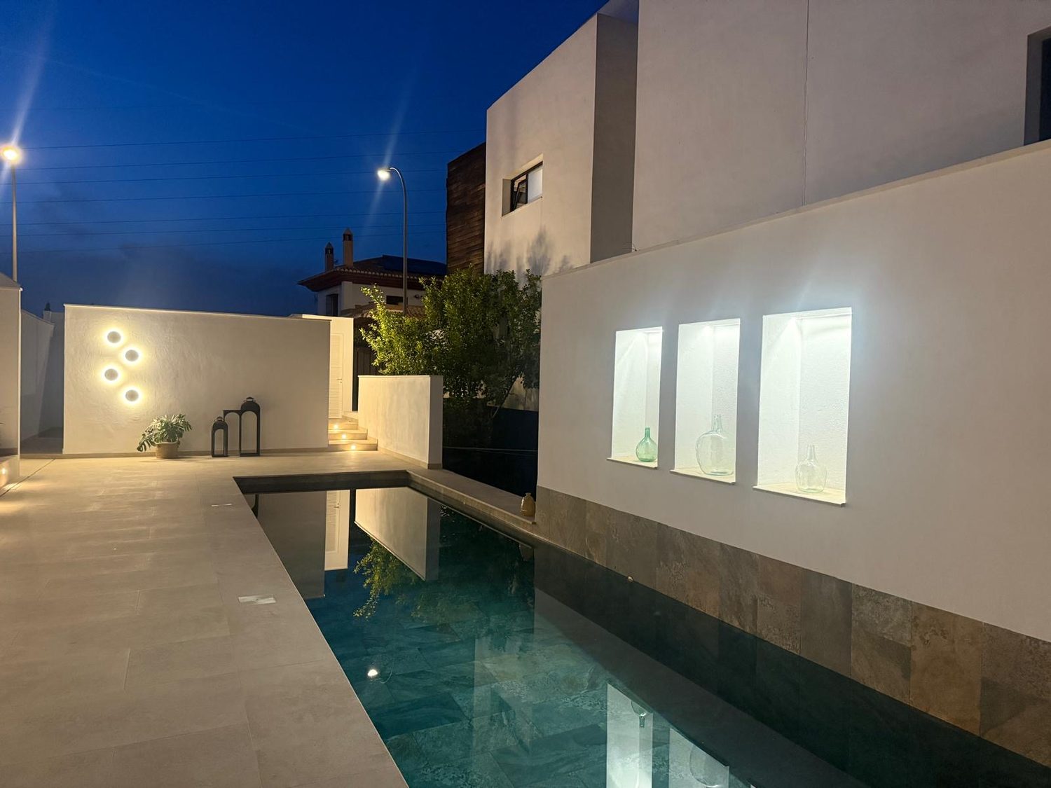Piscina y entorno