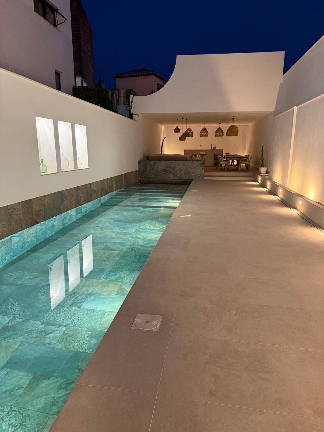 Piscina y entorno