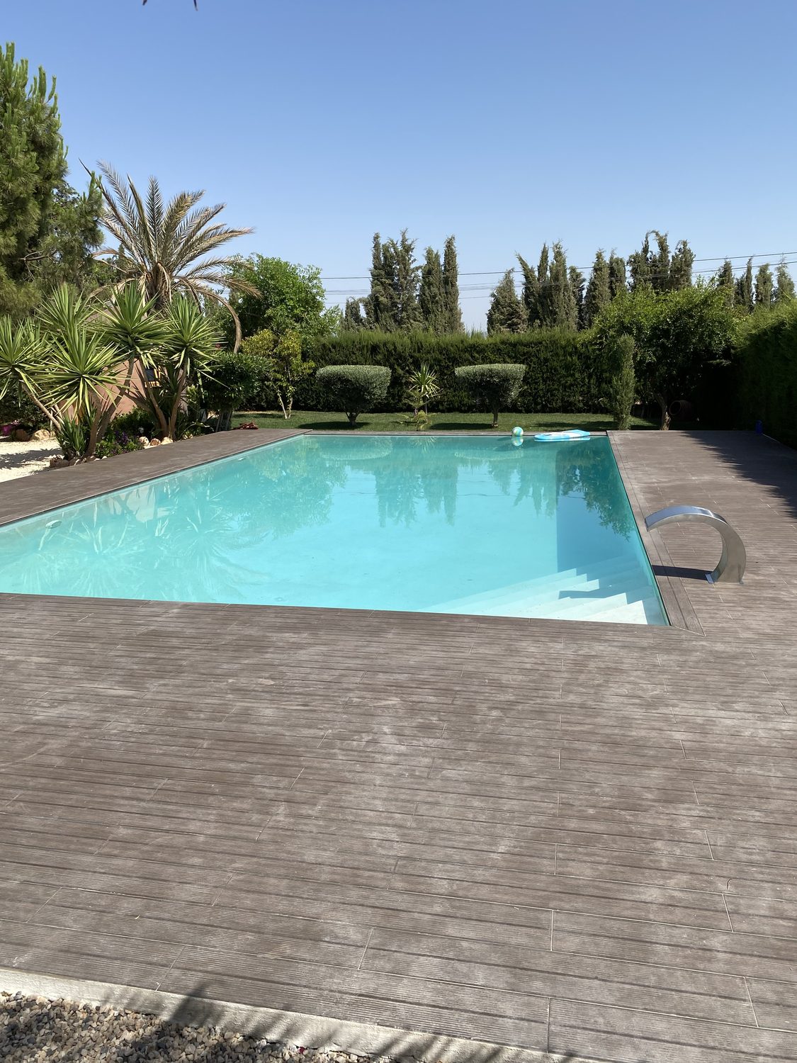 Piscina y solárium